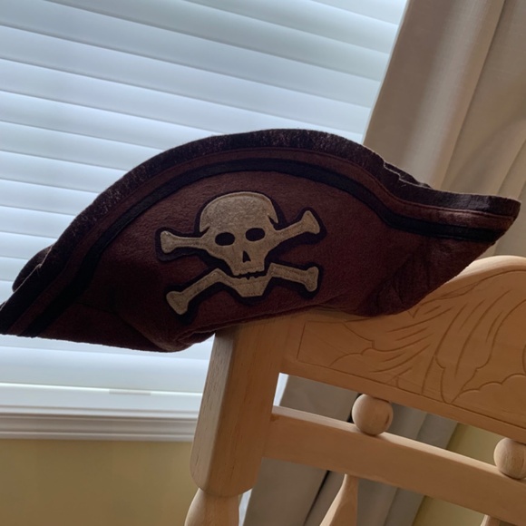 Disney Boney Pirate Hat & The Ghost Pirate Book - A Spirited Hologram Book - Picture 7 of 13